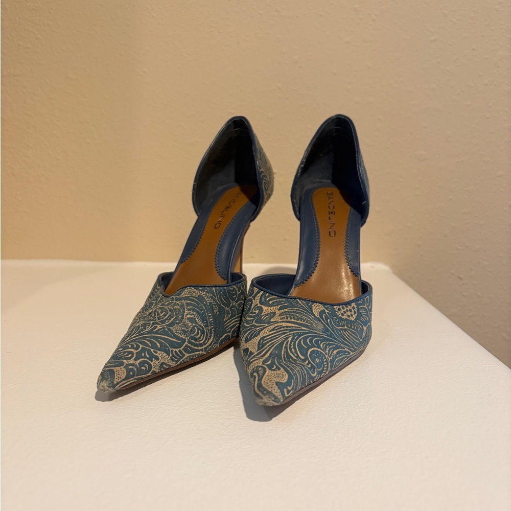 Bandolino Blue and Cream Patterned Heels